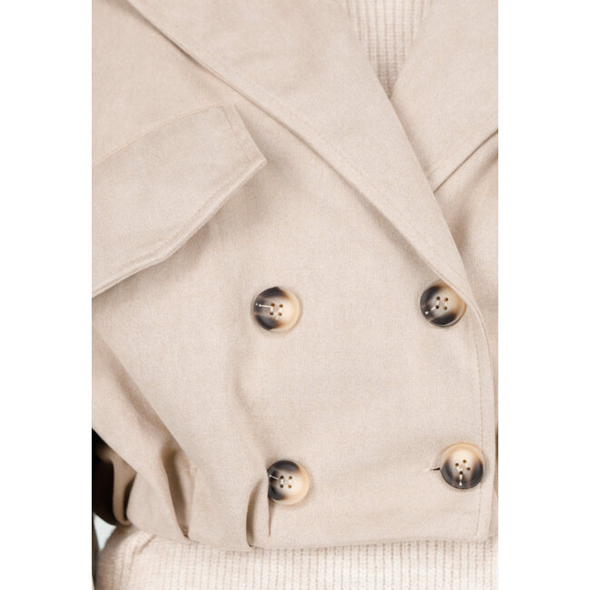Beigefarbene Jacke in Wildlederoptik mit doppelter Knopfleiste und weiten Ärmeln