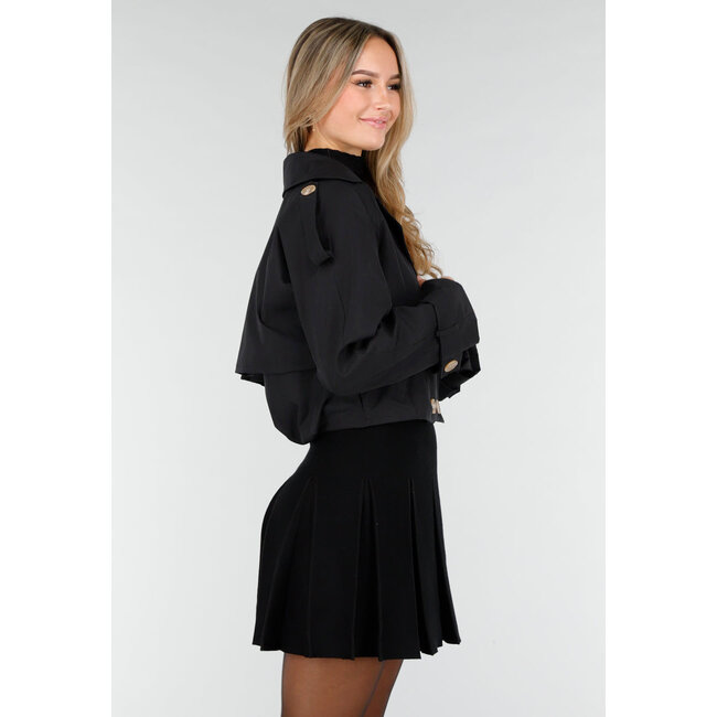 Schwarzer kurzer Trenchcoat mit Knöpfen und Reverskragen