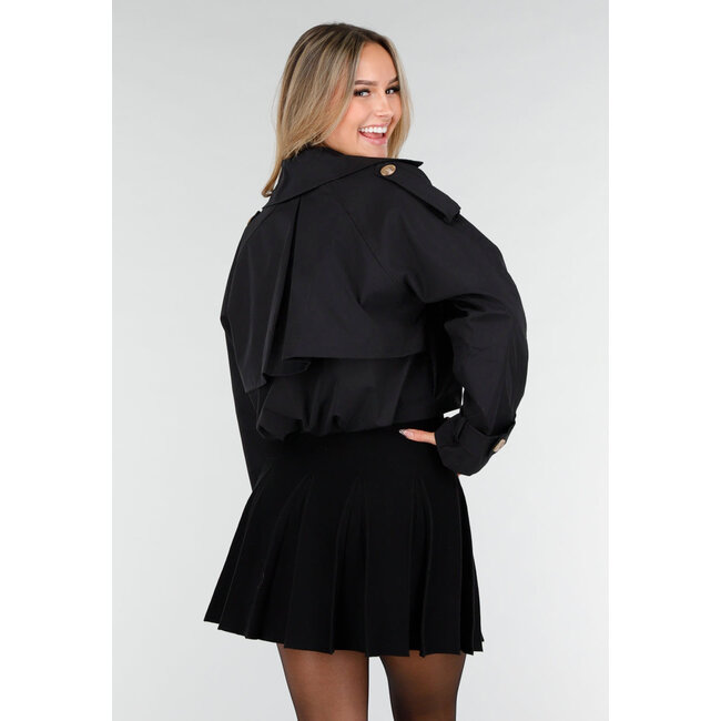 Schwarzer kurzer Trenchcoat mit Knöpfen und Reverskragen