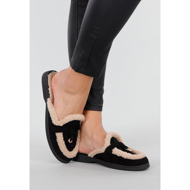 Schwarze Slipper mit Teddyfutter und goldfarbenen Details