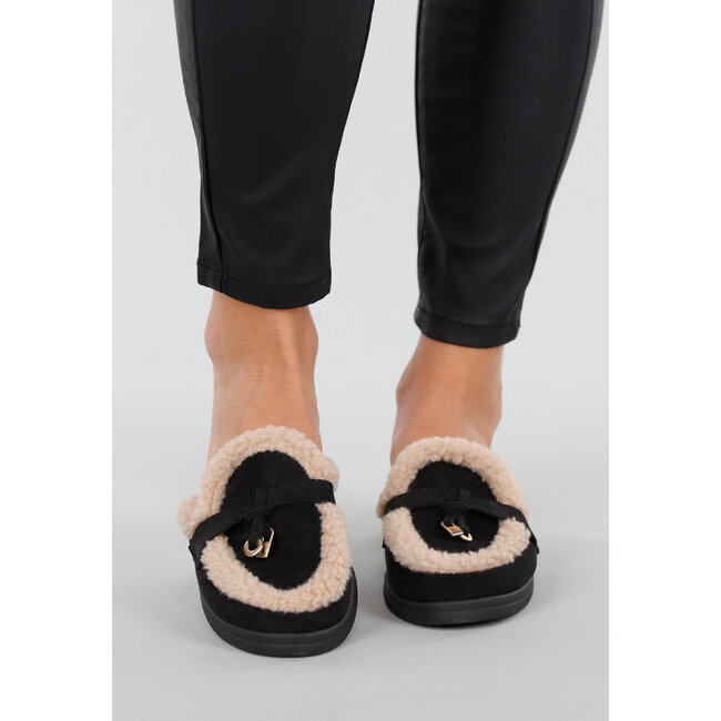 Schwarze Slipper mit Teddyfutter und goldfarbenen Details