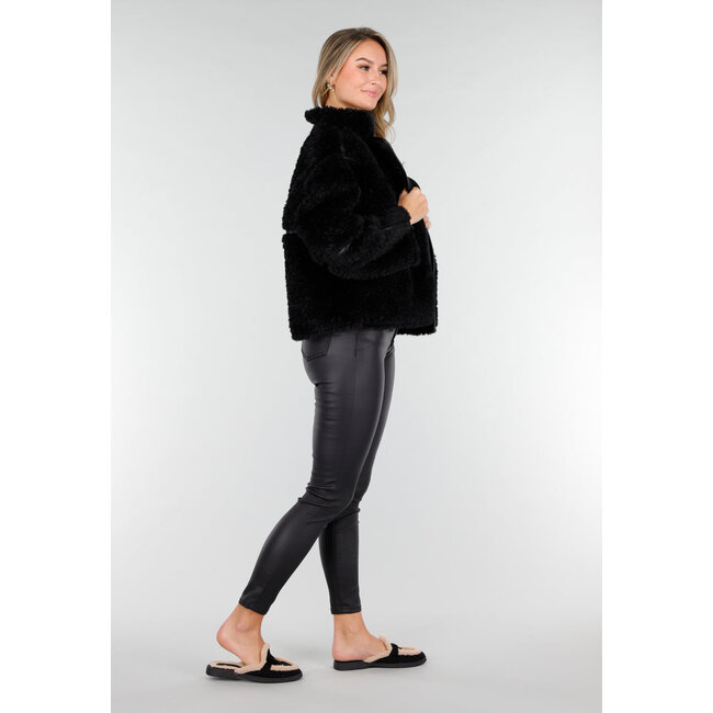 Schwarze Slipper mit Teddyfutter und goldfarbenen Details