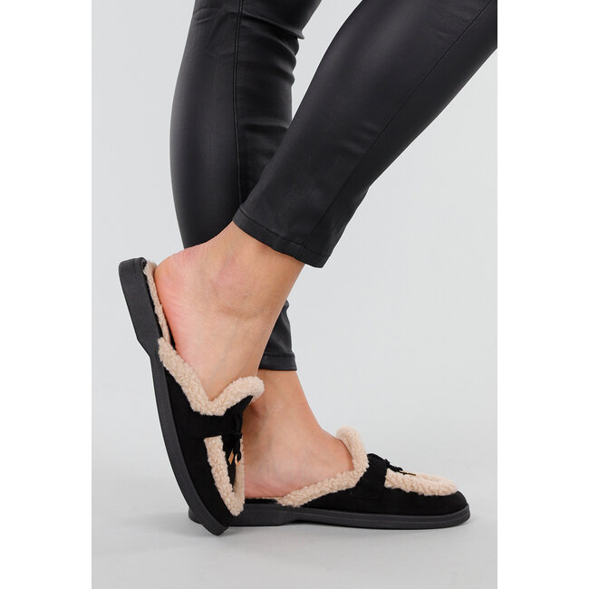Schwarze Slipper mit Teddyfutter und goldfarbenen Details