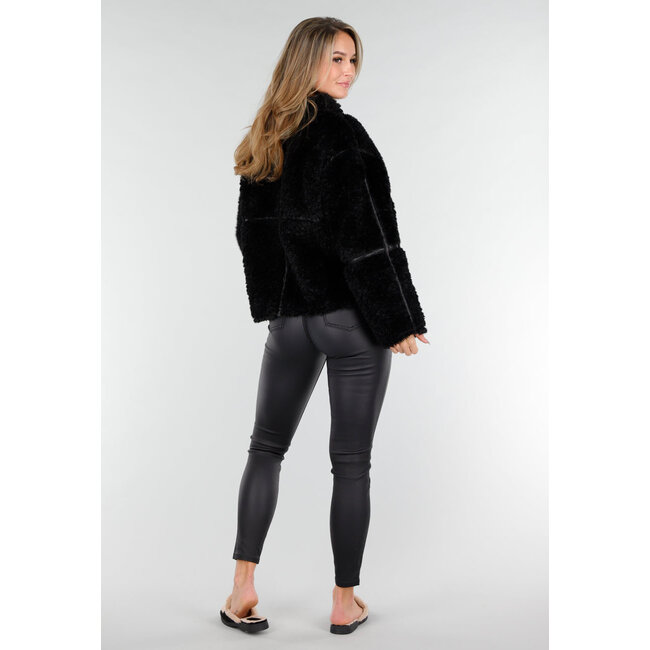 Schwarze Slipper mit Teddyfutter und goldfarbenen Details