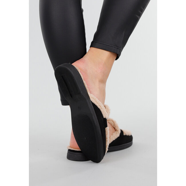 Schwarze Slipper mit Teddyfutter und goldfarbenen Details