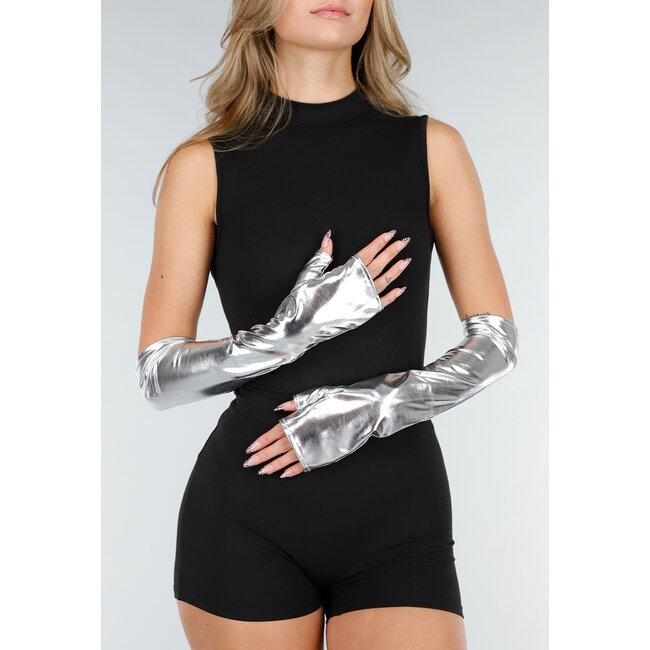 Silberfarbene lange Handschuhe aus glänzendem Stretchmaterial mit offenen Fingern