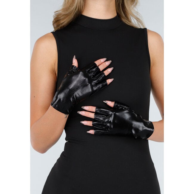 Schwarze Handschuhe aus glänzendem Stretchmaterial mit halben Fingern