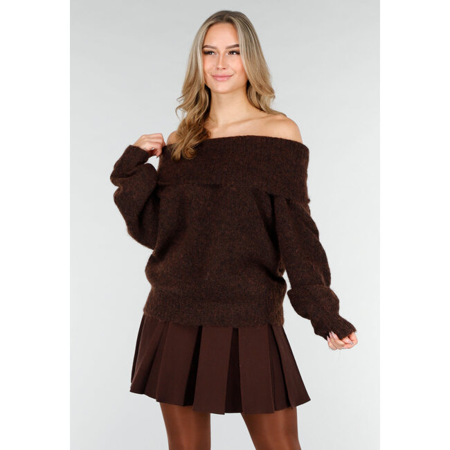 Dunkelbrauner, locker geschnittener Off-Shoulder-Pullover aus Wolle