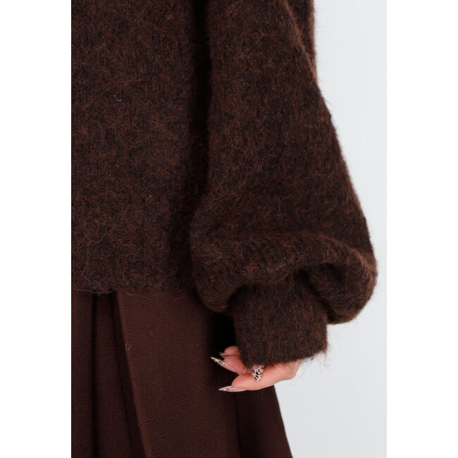 Dunkelbrauner, locker geschnittener Off-Shoulder-Pullover aus Wolle