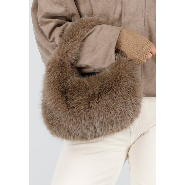 Kunstfelltasche mit goldener Schulterkette