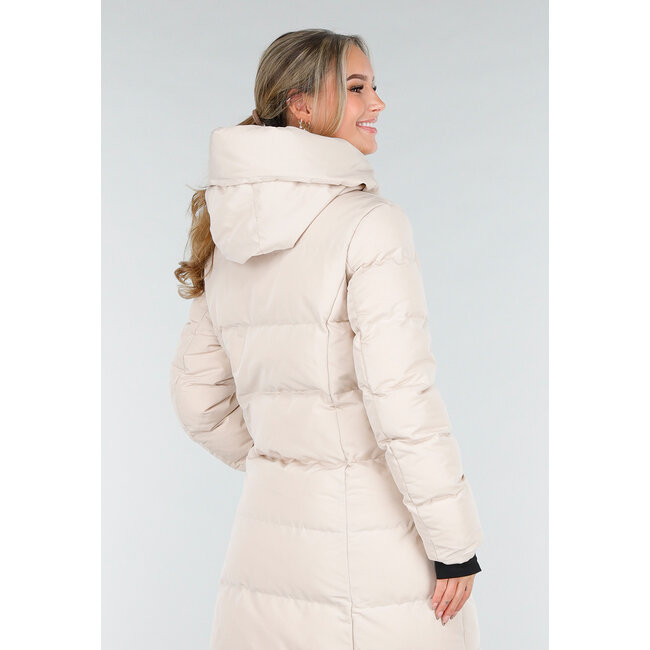 Cremefarbene lange Daunenjacke mit Kapuze und Reißverschluss