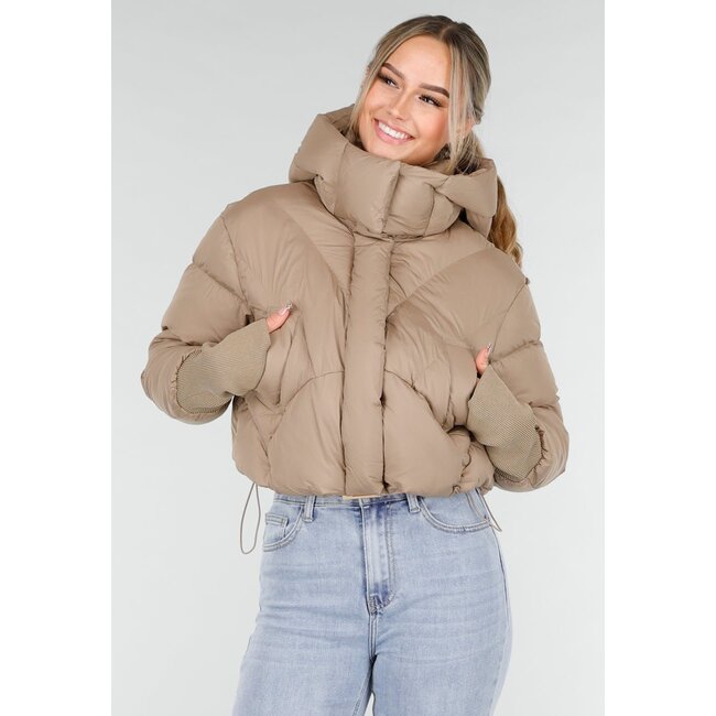 Beige Pufferjacke mit Kapuze und hohem Kragen