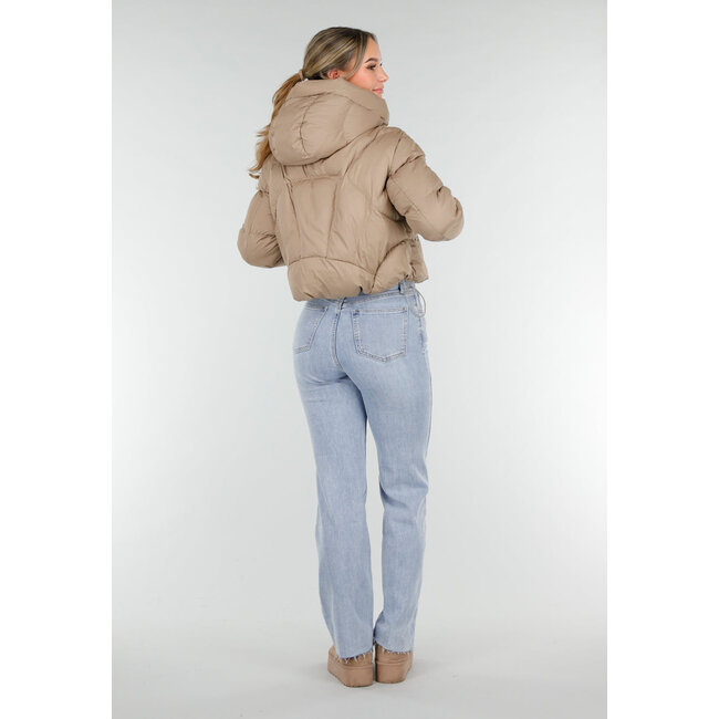 Beige Pufferjacke mit Kapuze und hohem Kragen