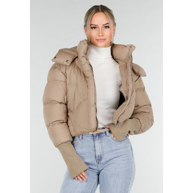 Beige Pufferjacke mit Kapuze und hohem Kragen
