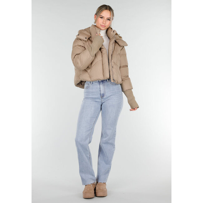 Beige Pufferjacke mit Kapuze und hohem Kragen