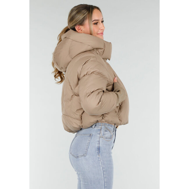 Beige Pufferjacke mit Kapuze und hohem Kragen