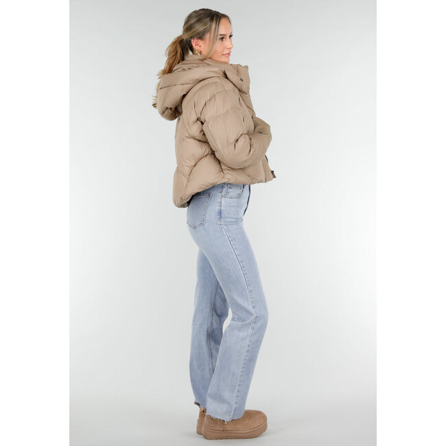 Beige Pufferjacke mit Kapuze und hohem Kragen