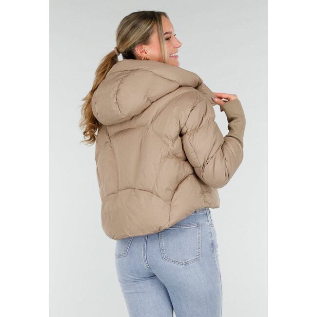 Beige Pufferjacke mit Kapuze und hohem Kragen