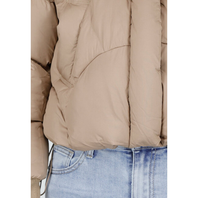 Beige Pufferjacke mit Kapuze und hohem Kragen