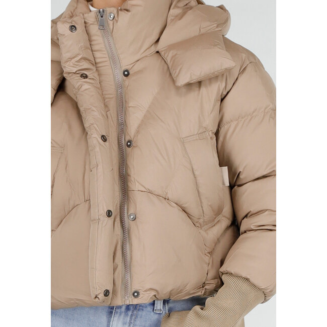Beige Pufferjacke mit Kapuze und hohem Kragen