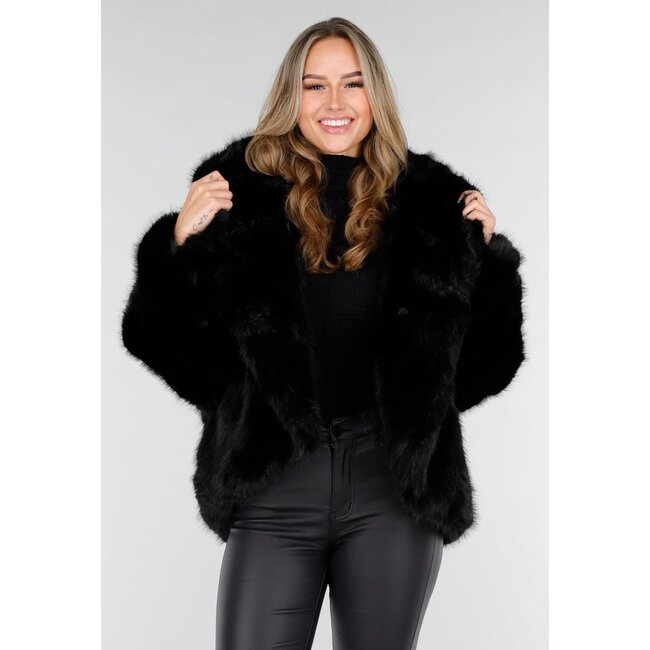 Brauner Pelzmantel mit Kapuze