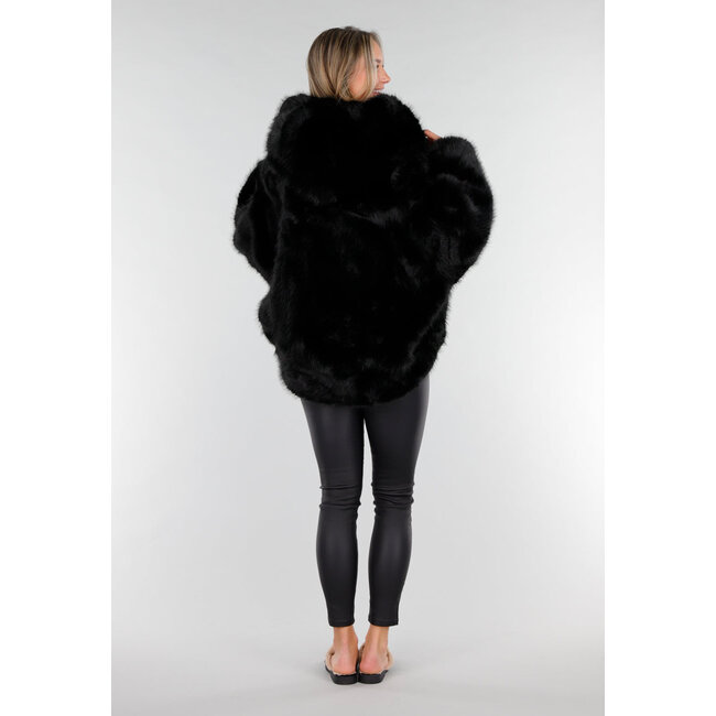 Brauner Pelzmantel mit Kapuze