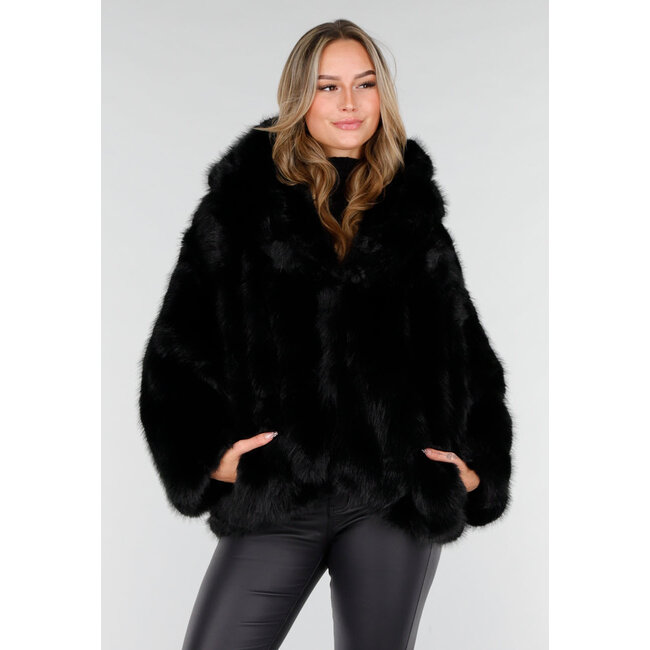 Brauner Pelzmantel mit Kapuze