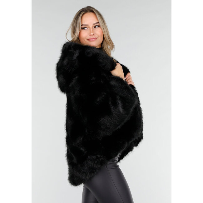 Brauner Pelzmantel mit Kapuze