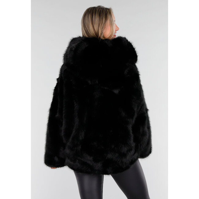 Brauner Pelzmantel mit Kapuze