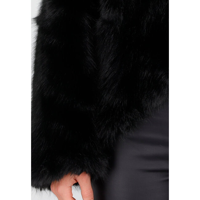 Brauner Pelzmantel mit Kapuze