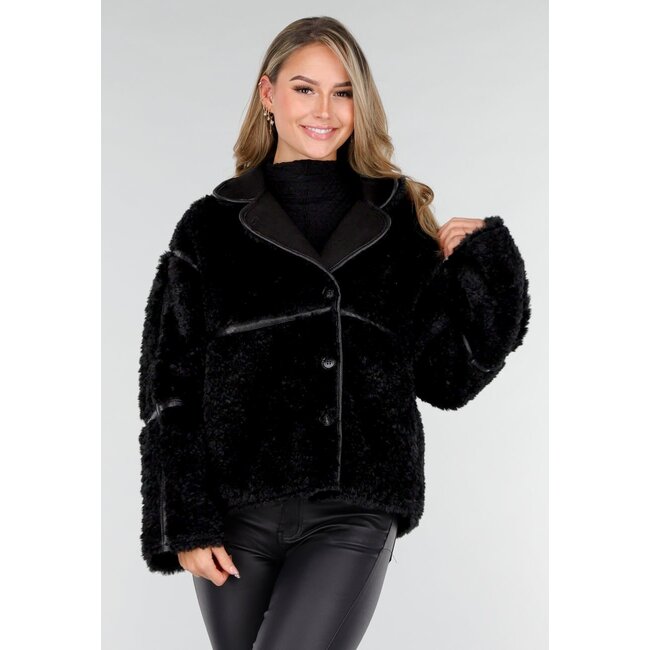 Schwarze Kunstfelljacke mit Kragen und Knopfverschluss