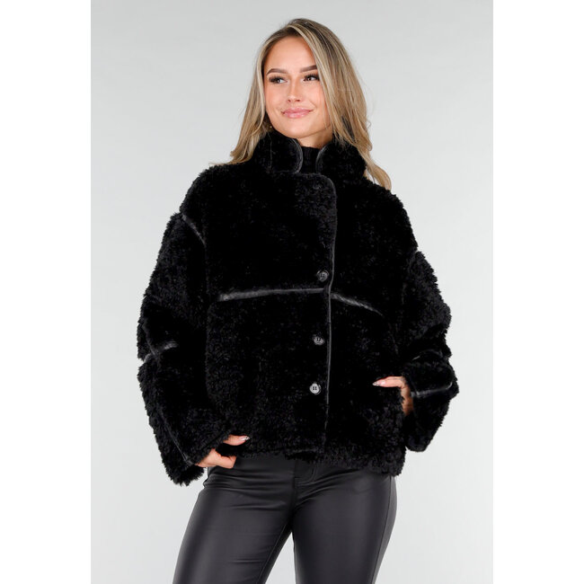 Schwarze Kunstfelljacke mit Kragen und Knopfverschluss