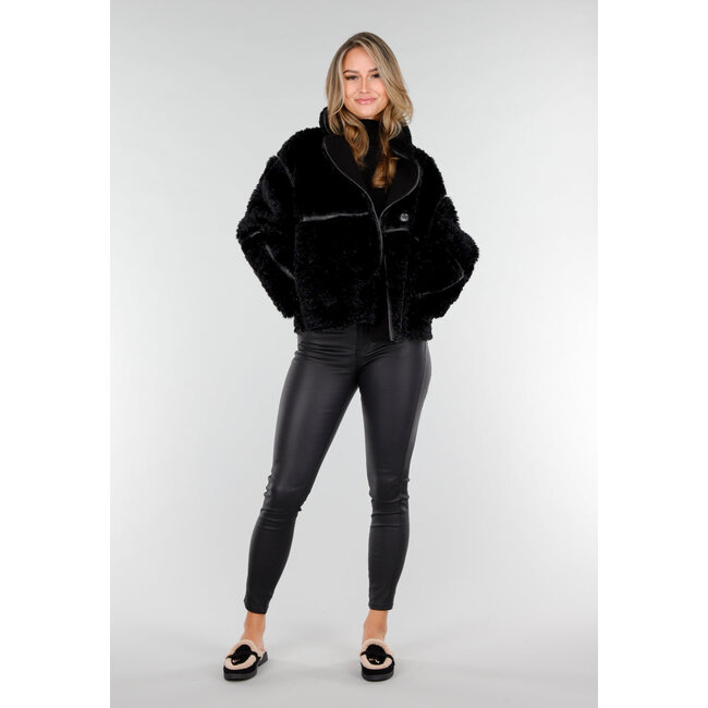 Schwarze Kunstfelljacke mit Kragen und Knopfverschluss
