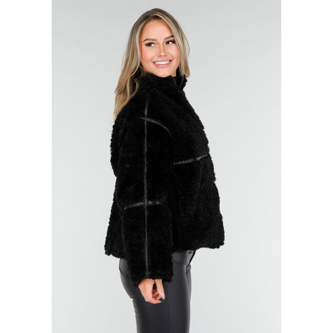 Schwarze Kunstfelljacke mit Kragen und Knopfverschluss