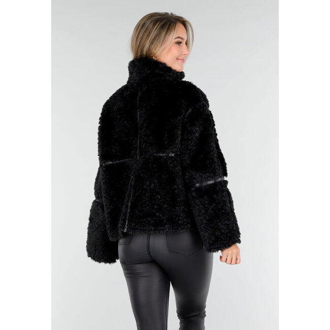 Schwarze Kunstfelljacke mit Kragen und Knopfverschluss