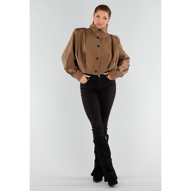 Brauner, verkürzter Trenchcoat mit Knopfverschluss und breitem Kragen