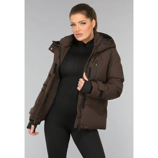 Kurzer brauner Wintermantel mit Kapuze