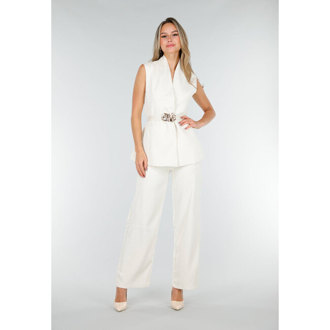 Weißes Set mit ärmellosem Oberteil, auffälligem Gürtel und weit geschnittener Hose