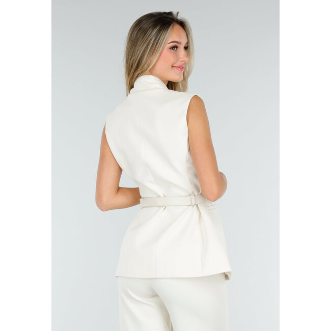 Weißes Set mit ärmellosem Oberteil, auffälligem Gürtel und weit geschnittener Hose