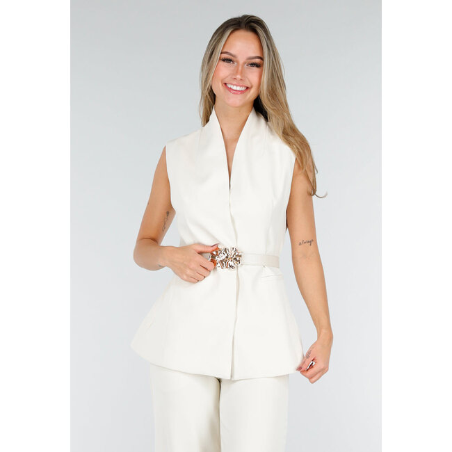 Weißes Set mit ärmellosem Oberteil, auffälligem Gürtel und weit geschnittener Hose