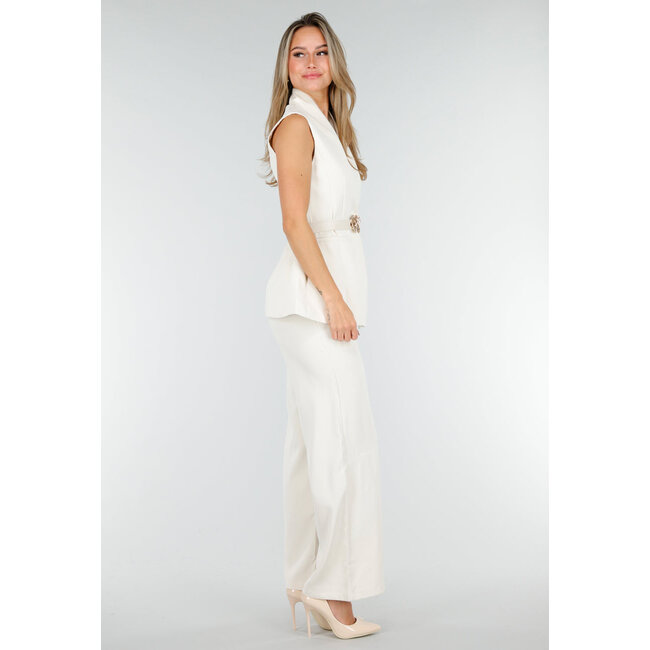 Weißes Set mit ärmellosem Oberteil, auffälligem Gürtel und weit geschnittener Hose