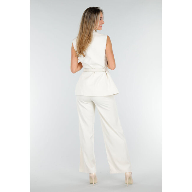 Weißes Set mit ärmellosem Oberteil, auffälligem Gürtel und weit geschnittener Hose