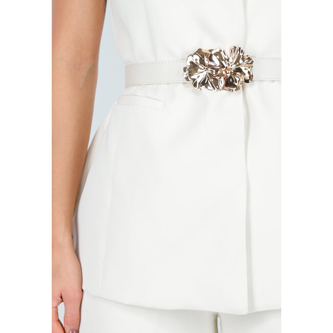 Weißes Set mit ärmellosem Oberteil, auffälligem Gürtel und weit geschnittener Hose