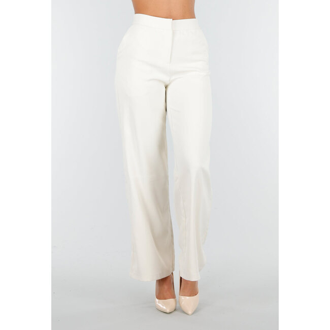 Weißes Set mit ärmellosem Oberteil, auffälligem Gürtel und weit geschnittener Hose