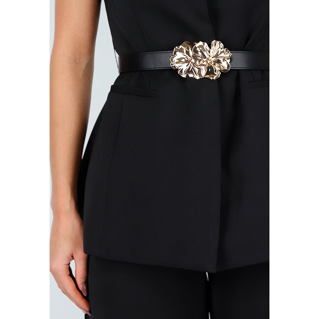 Schwarzes Damen-Set mit ärmellosem Oberteil, auffälligem Gürtel und weit geschnittener Hose