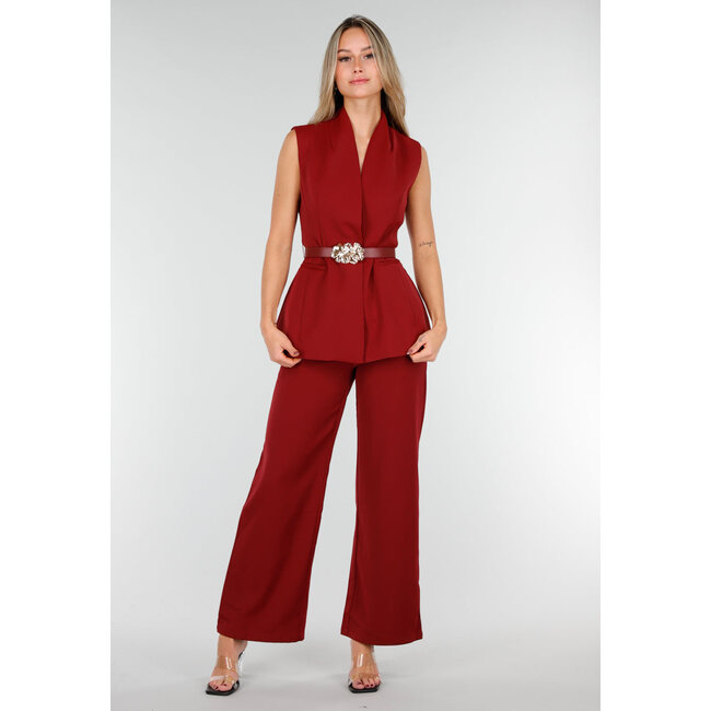 Bordeauxfarbenes Set mit ärmellosem Oberteil, auffälligem Gürtel und weit geschnittener Hose