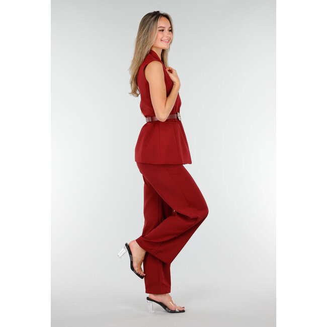 Bordeauxfarbenes Set mit ärmellosem Oberteil, auffälligem Gürtel und weit geschnittener Hose