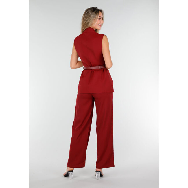 Bordeauxfarbenes Set mit ärmellosem Oberteil, auffälligem Gürtel und weit geschnittener Hose