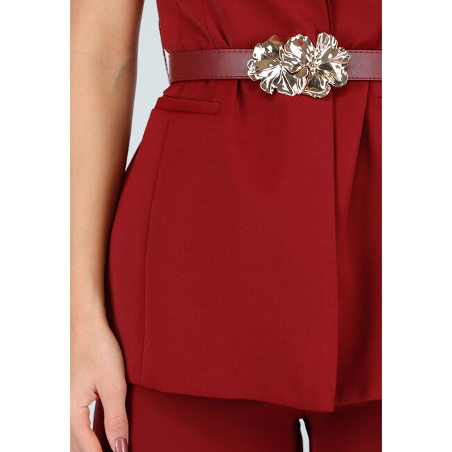 Bordeauxfarbenes Set mit ärmellosem Oberteil, auffälligem Gürtel und weit geschnittener Hose