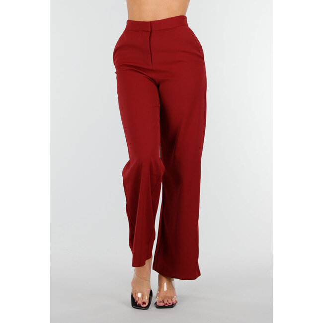 Bordeauxfarbenes Set mit ärmellosem Oberteil, auffälligem Gürtel und weit geschnittener Hose